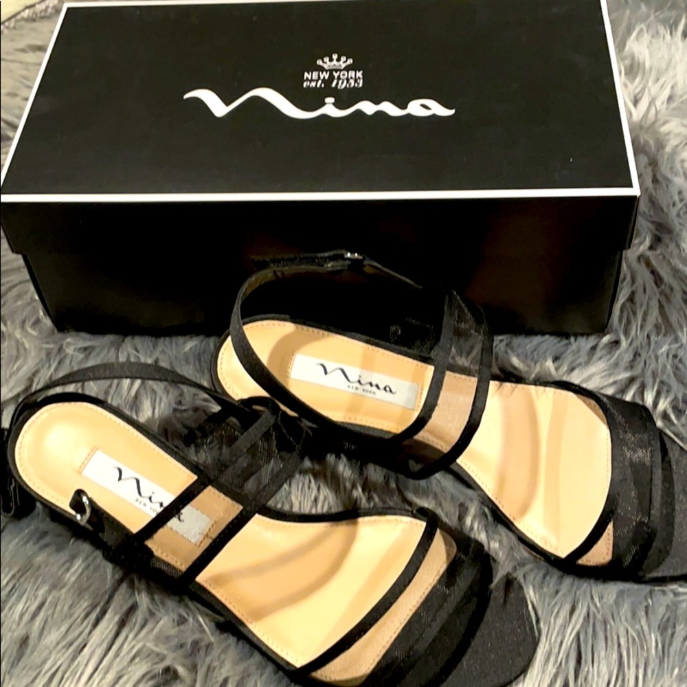 Low heel black shoes